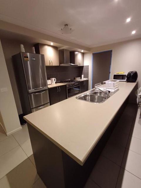 A Beautiful And Spacious Home. - Accommodation Burleigh 3