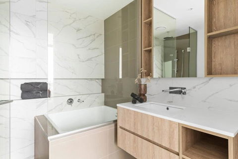 A Chic 2BR Apt With Panoramic Views FREE Parking - Accommodation Burleigh 4