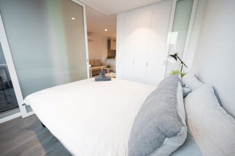 A Chic 2BR CBD Apartment Near Southern Cross - Accommodation Burleigh 1