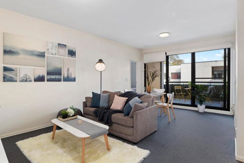 A Comfy & Cozy 2BR Apt Near Flemington Races - Accommodation Burleigh 1