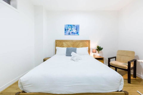 A Coveted Collins Street Pad With Parking - Accommodation Burleigh 1