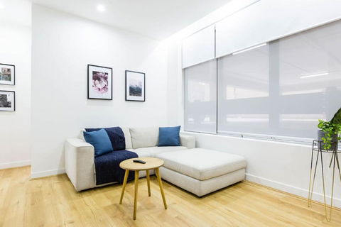 A Coveted Collins Street Pad With Parking - Accommodation Burleigh 0