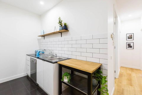 A Coveted Collins Street Pad With Parking - Accommodation Burleigh 3