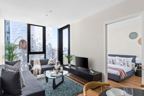 A Cozy 2BR Apt Near Crown With City Skyline Views - Accommodation Burleigh 0