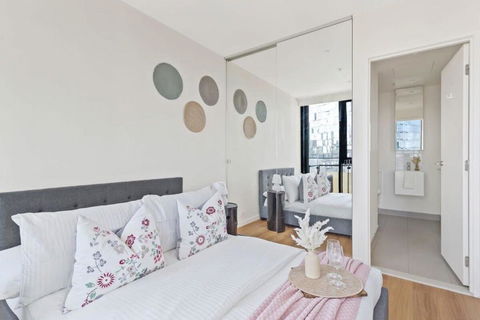A Cozy 2BR Apt Near Crown With City Skyline Views - Accommodation Burleigh 2