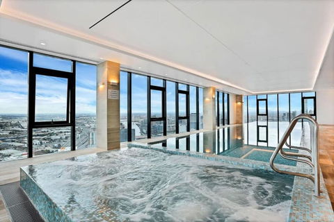 A Cozy 2BR Apt Near Crown With City Skyline Views - Accommodation Burleigh 3