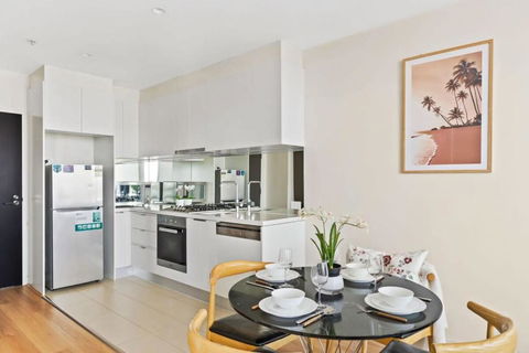 A Cozy 2BR Apt Near Crown With City Skyline Views - Accommodation Burleigh 4