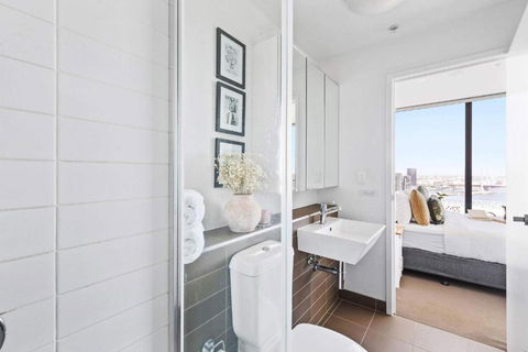 A Cozy 2BR Apt With Harbour Views And FREE Parking - Accommodation Burleigh 4
