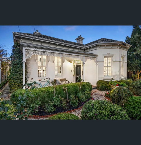A Majestic Victorian Private Rear Access Quarters - Accommodation Burleigh 1