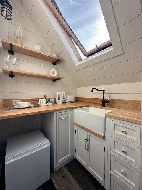 A Majestic Victorian Private Rear Access Quarters - Accommodation Burleigh 3