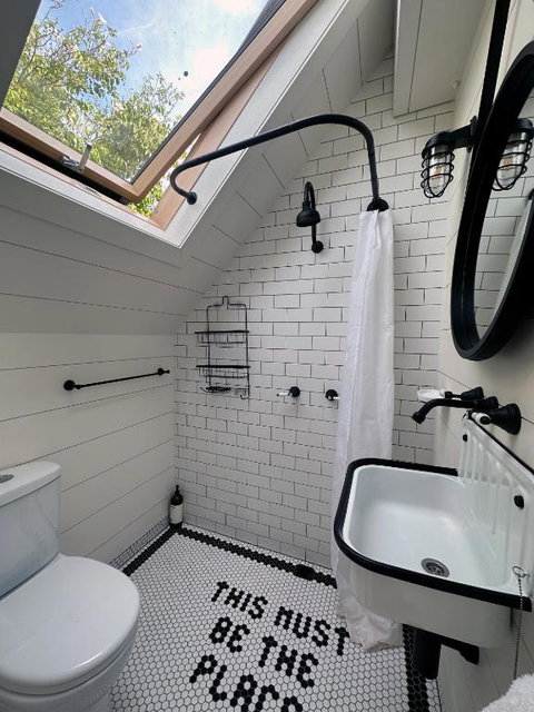 A Majestic Victorian Private Rear Access Quarters - Accommodation Burleigh 4