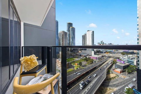 A Modern & Spacious 2BR Apt City Views Southbank - Accommodation Burleigh 1
