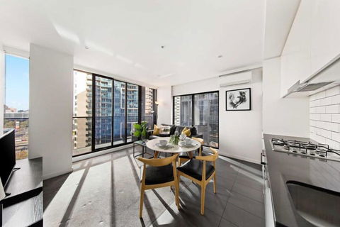 A Modern & Spacious 2BR Apt City Views Southbank - Accommodation Burleigh 2