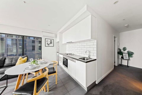 A Modern & Spacious 2BR Apt City Views Southbank - Accommodation Burleigh 4