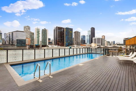 A Stylish 2BR Apt With FREE Parking - Accommodation Burleigh 3