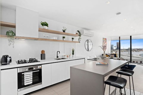 A Stylish 2BR Apt With FREE Parking - Accommodation Burleigh 4