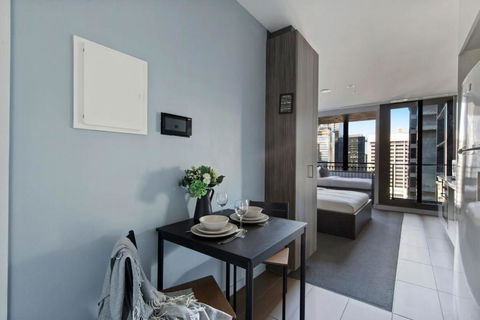 A Stylish & Comfy Studio Next To Southern Cross - Accommodation Burleigh 3