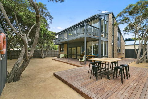 A1 Location By The Sea - Accommodation Burleigh 0