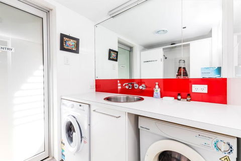 AAA Coke Shack - Accommodation Burleigh 1