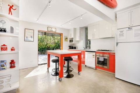 AAA Coke Shack - Accommodation Burleigh 2