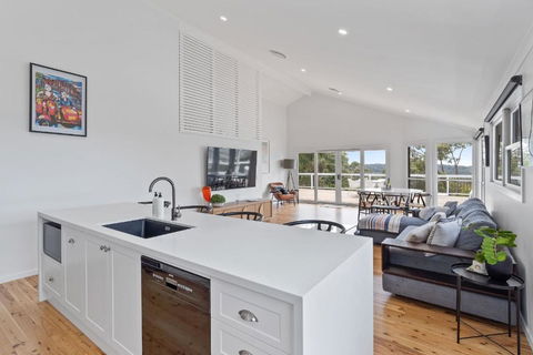 Aarini Cottage - The Ultimate Beachside Escape! - Accommodation Burleigh 4