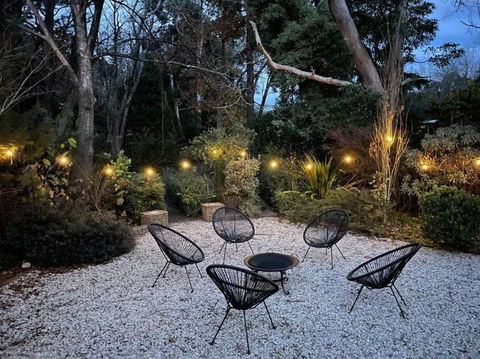 Abbey House - 3BR/sleeps 8 - South Leura - Accommodation Burleigh 4