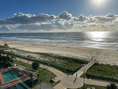 Absolute Beach Frontage Two Bedroom - Accommodation Burleigh 2