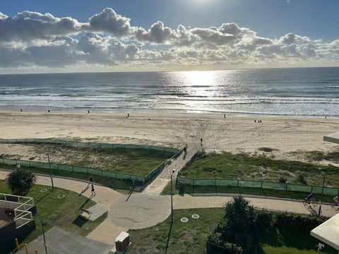 Absolute Beach Frontage Two Bedroom - Accommodation Burleigh 1