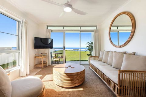 Absolute Beachfront Apartment 11B - Accommodation Burleigh 0
