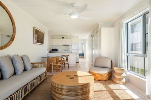 Absolute Beachfront Apartment 11B - Accommodation Burleigh 2
