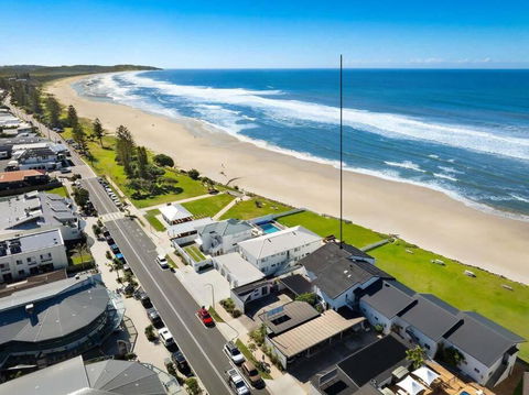 Absolute Beachfront Apartment 11B - Accommodation Burleigh 1