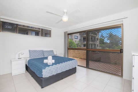 Absolute Beachfront Apartment! - Accommodation Burleigh 4