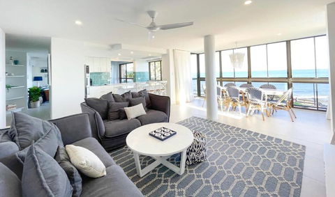 Absolute Beachfront Bliss On Kings Beach - Accommodation Burleigh 2