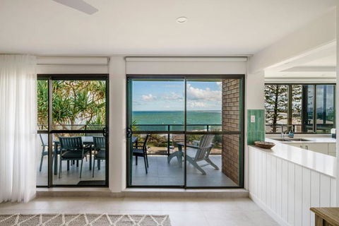 Absolute Beachfront Bliss On Kings Beach - Accommodation Burleigh 4