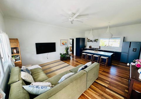 Absolute Beachfront Bowen Beach House-family Time - Accommodation Burleigh 3