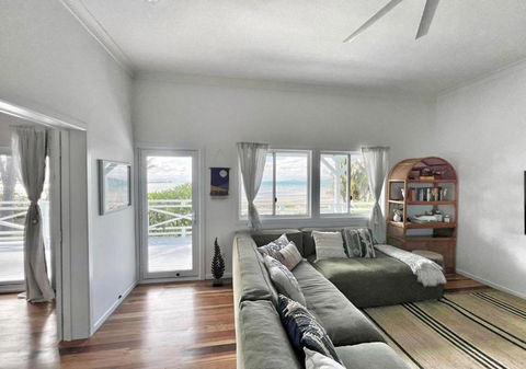 Absolute Beachfront Bowen Beach House-family Time - Accommodation Burleigh 2