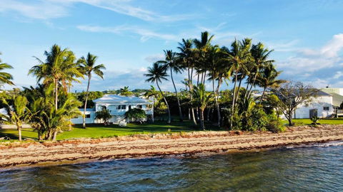 Absolute Beachfront Bowen Beach House-family Time - Accommodation Burleigh 0