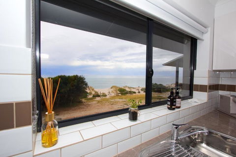 Absolute Beachfront Sandy Feet 2 Upstairs 2 Bedroom Apartment Beach Stayz Semaphore - Accommodation Burleigh 2