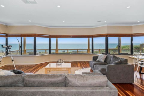Absolute Oceanfront Escape - Accommodation Burleigh 1