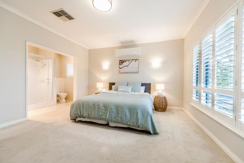 Absolute Oceanfront Escape - Accommodation Burleigh 4