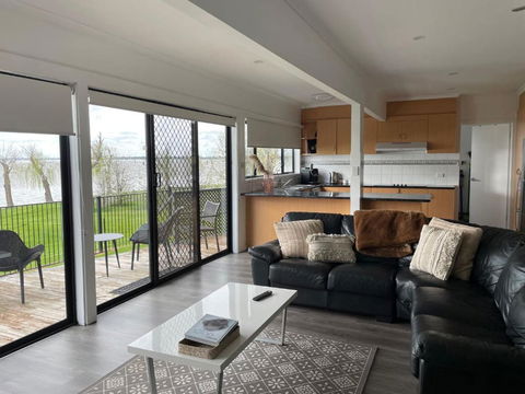 Absolute Waterfront At Woodlands - Accommodation Burleigh 3