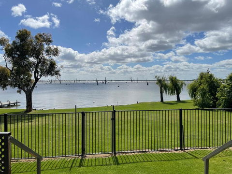 Absolute Waterfront At Woodlands - Accommodation Burleigh 1