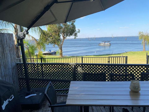 Absolute Waterfront At Woodlands - Accommodation Burleigh 0