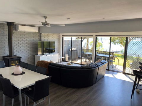 Absolute Waterfront At Woodlands - Accommodation Burleigh 2
