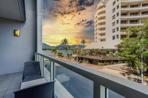 Absolute Waterfront - Enjoy Exceptional Lifestyle - Accommodation Burleigh 4