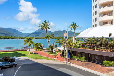 Absolute Waterfront - Enjoy Exceptional Lifestyle - Accommodation Burleigh 3