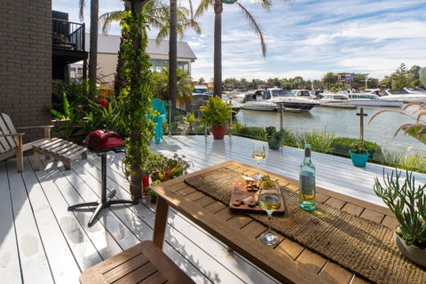 Absolute Waterfront Marina Views - Accommodation Burleigh 4
