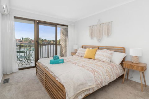 Absolute Waterfront Marina Views - Accommodation Burleigh 2