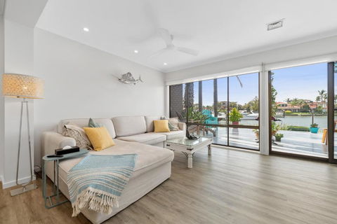 Absolute Waterfront Marina Views - Accommodation Burleigh 1