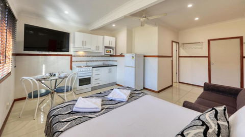 Across Country Motor Inn & Cottages - Accommodation Burleigh 2
